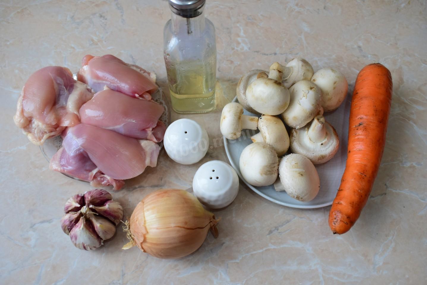 Шаг 1 приготовления Куриное филе с грибами на сковороде