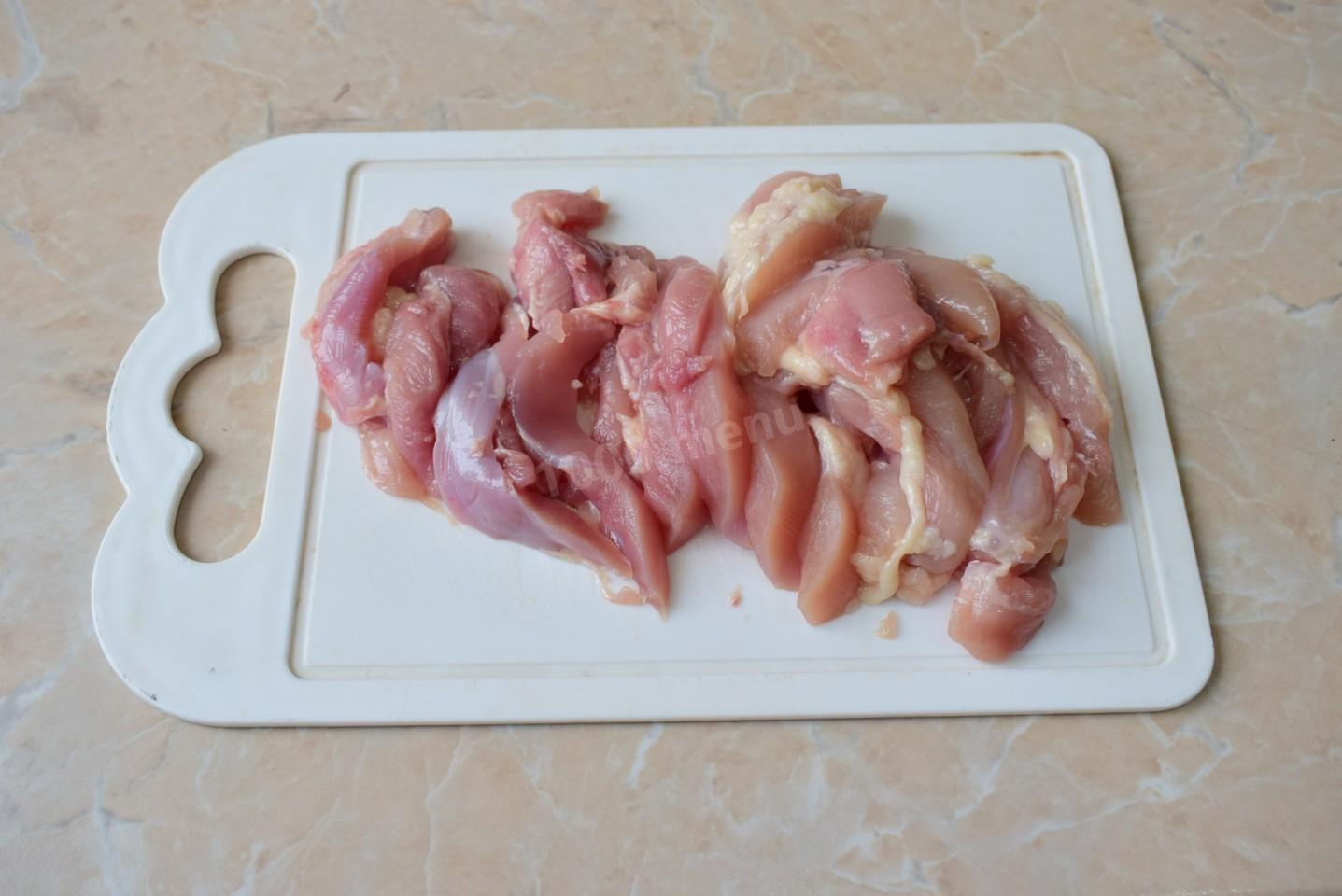 Шаг 2 приготовления Куриное филе с грибами на сковороде