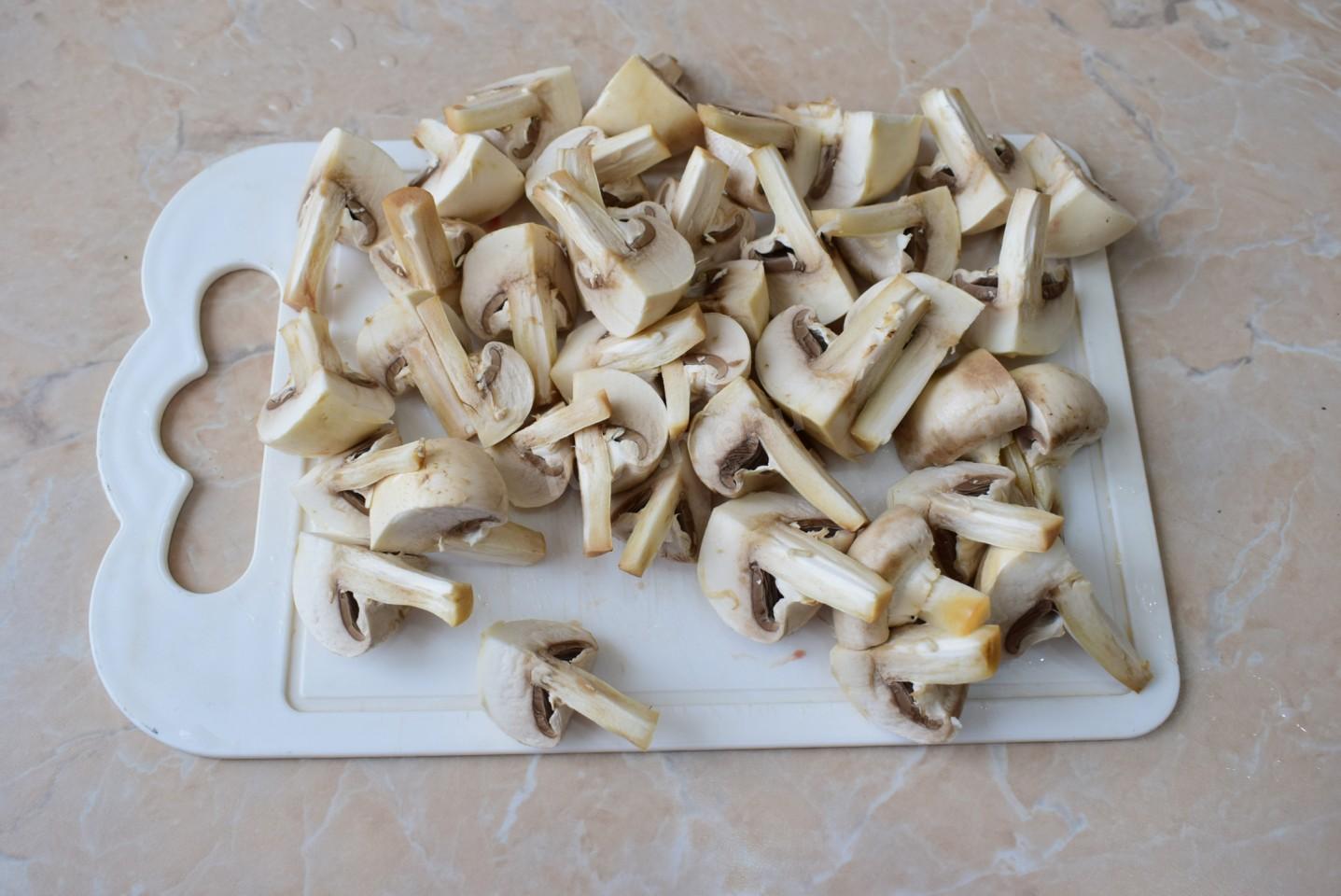 Шаг 3 приготовления Куриное филе с грибами на сковороде