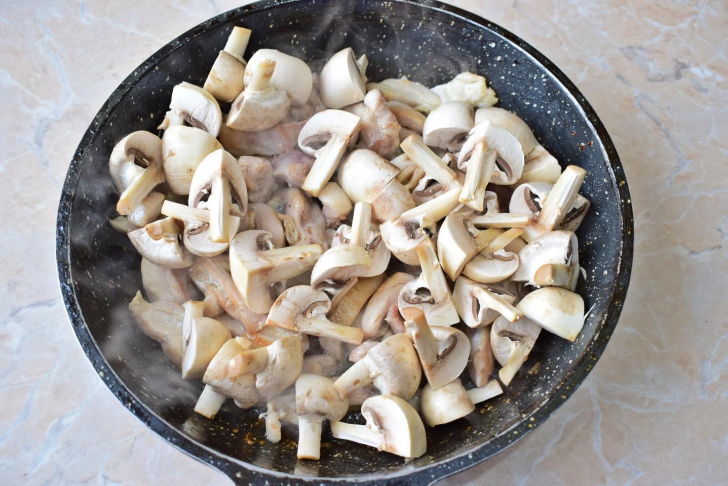 Шаг 4 приготовления Куриное филе с грибами на сковороде