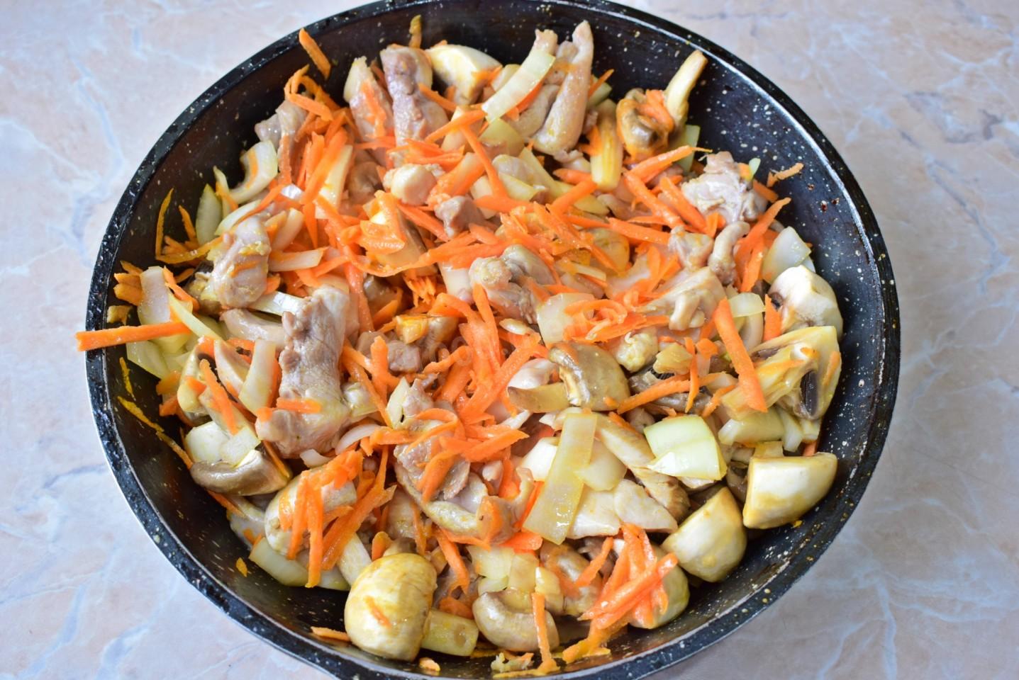 Шаг 5 приготовления Куриное филе с грибами на сковороде