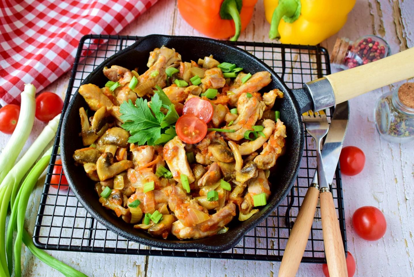 Шаг 6 приготовления Куриное филе с грибами на сковороде