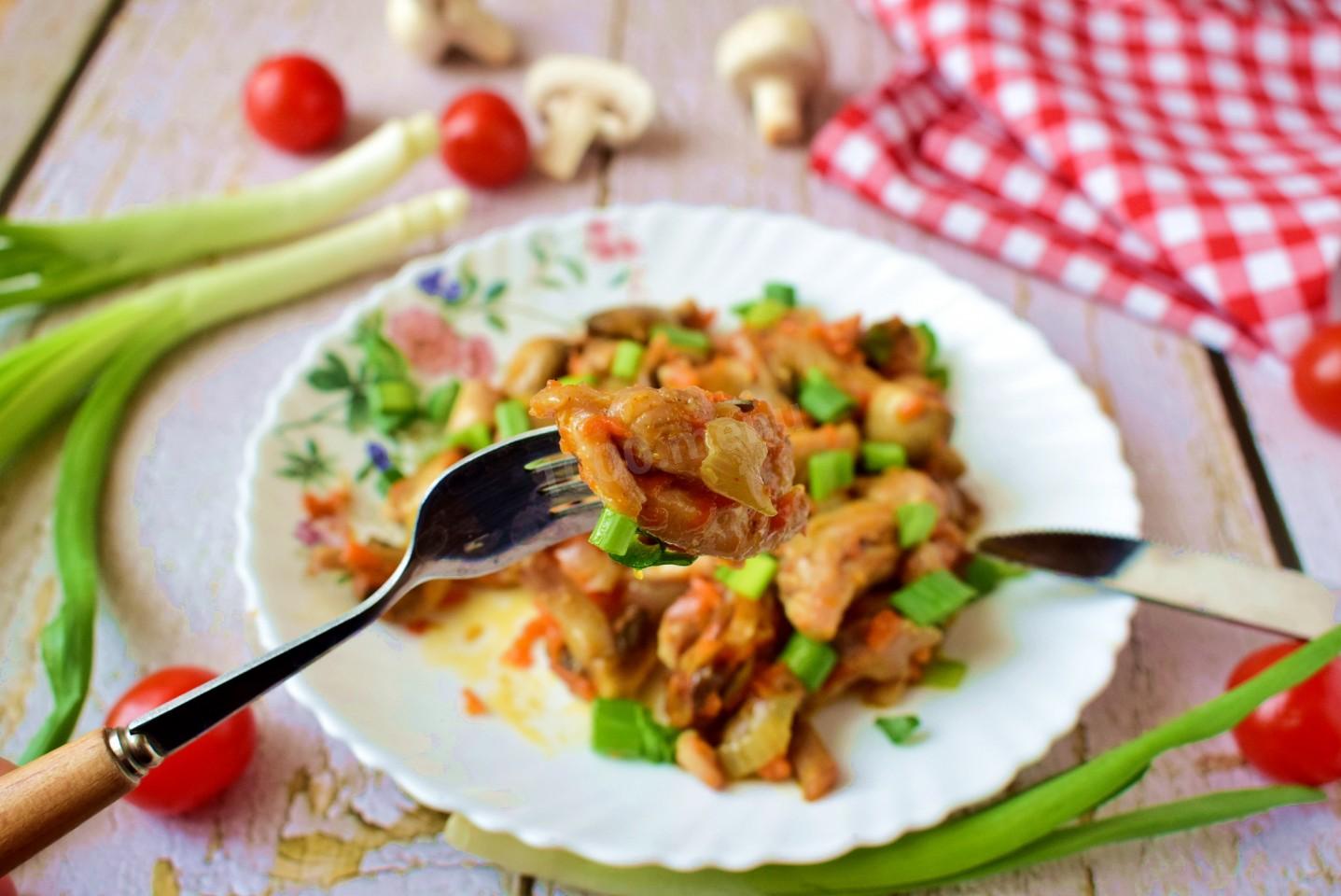 Шаг 7 приготовления Куриное филе с грибами на сковороде