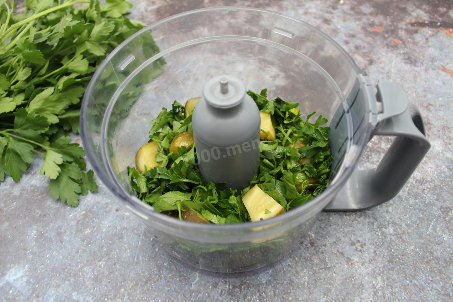 Шаг 3 приготовления Куриные котлеты с солеными огурцами