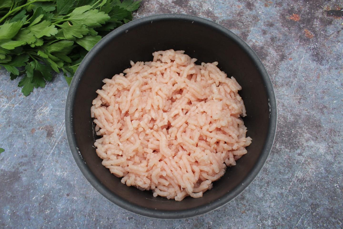 Шаг 4 приготовления Куриные котлеты с солеными огурцами