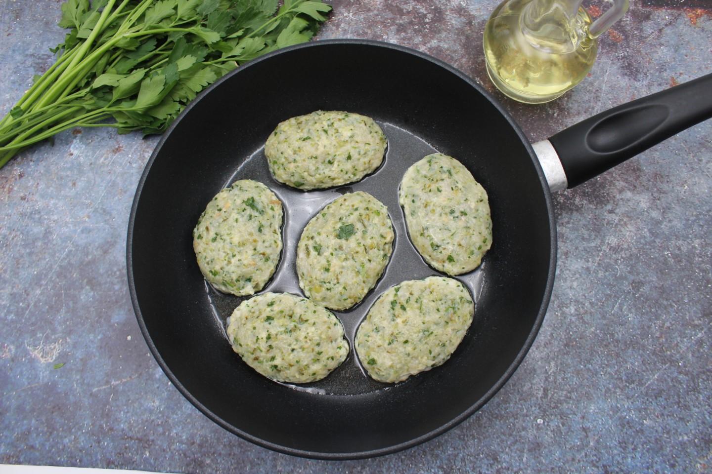 Шаг 7 приготовления Куриные котлеты с солеными огурцами