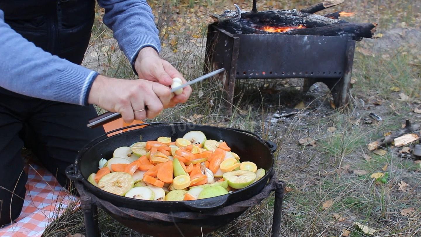 Шаг 13 приготовления Гусь тушеный в овощах и фруктах в казане