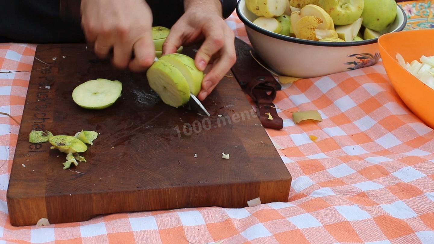 Шаг 6 приготовления Гусь тушеный в овощах и фруктах в казане