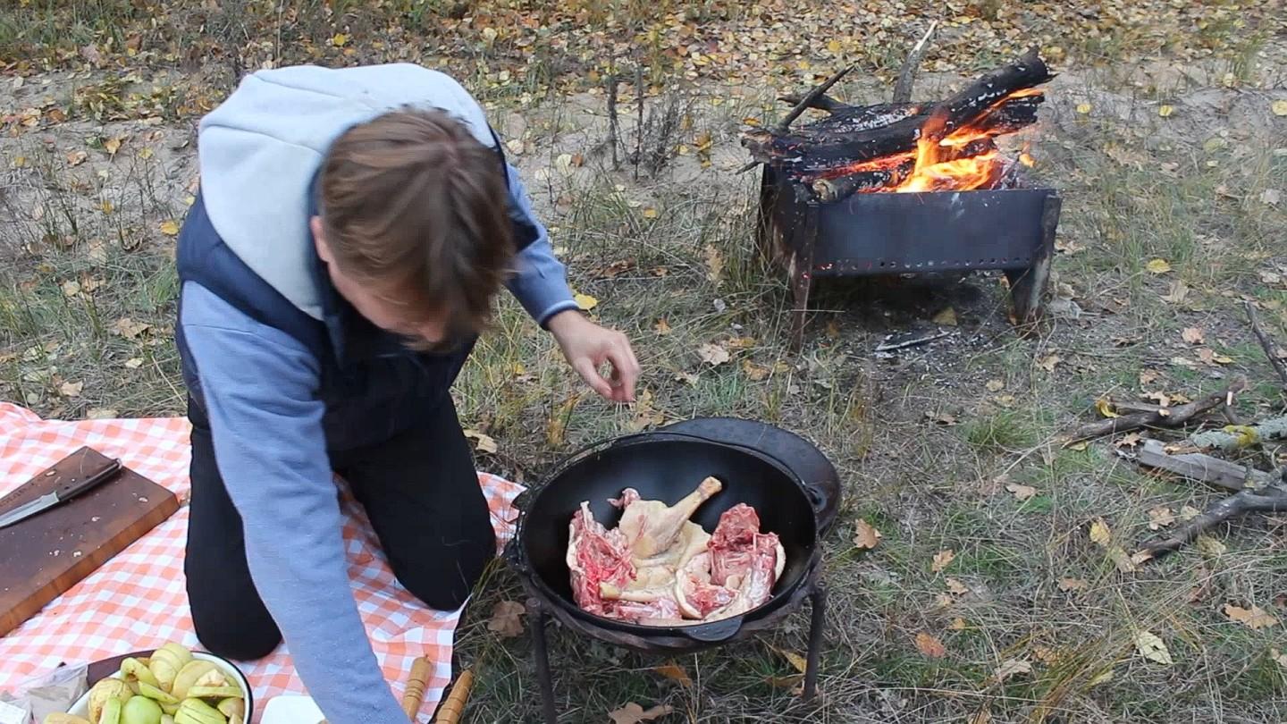 Шаг 8 приготовления Гусь тушеный в овощах и фруктах в казане