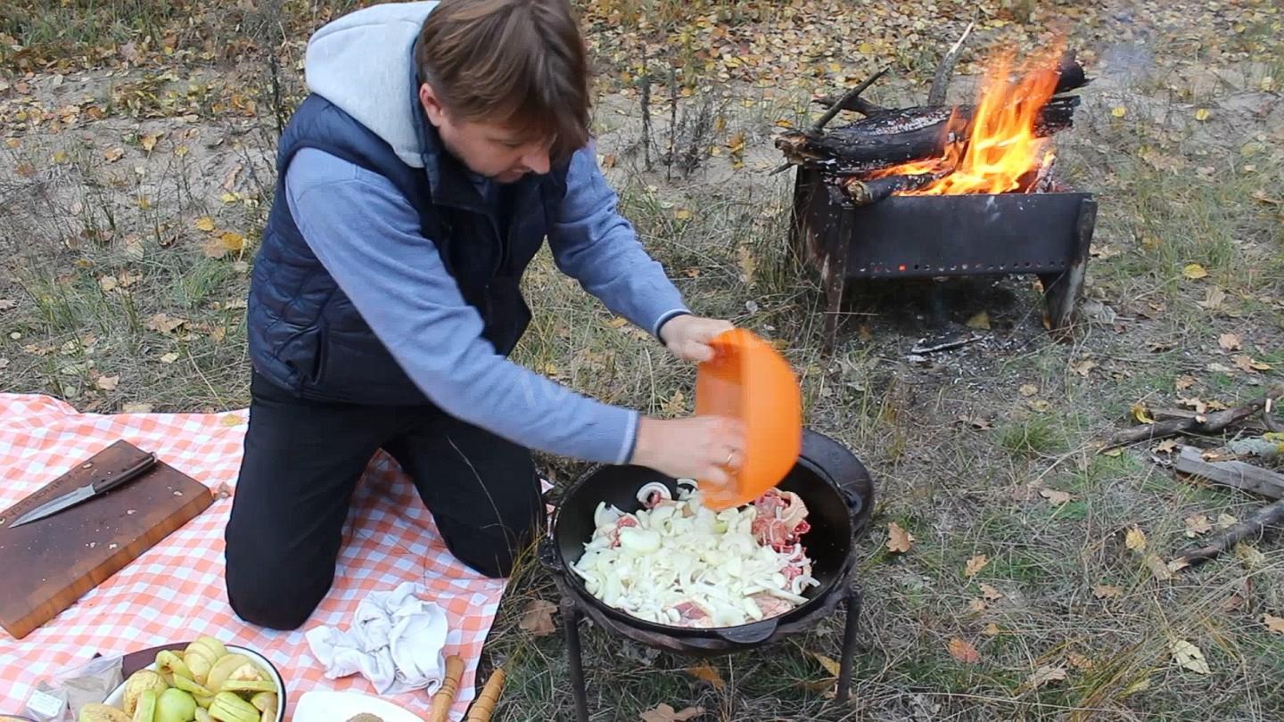 Шаг 9 приготовления Гусь тушеный в овощах и фруктах в казане
