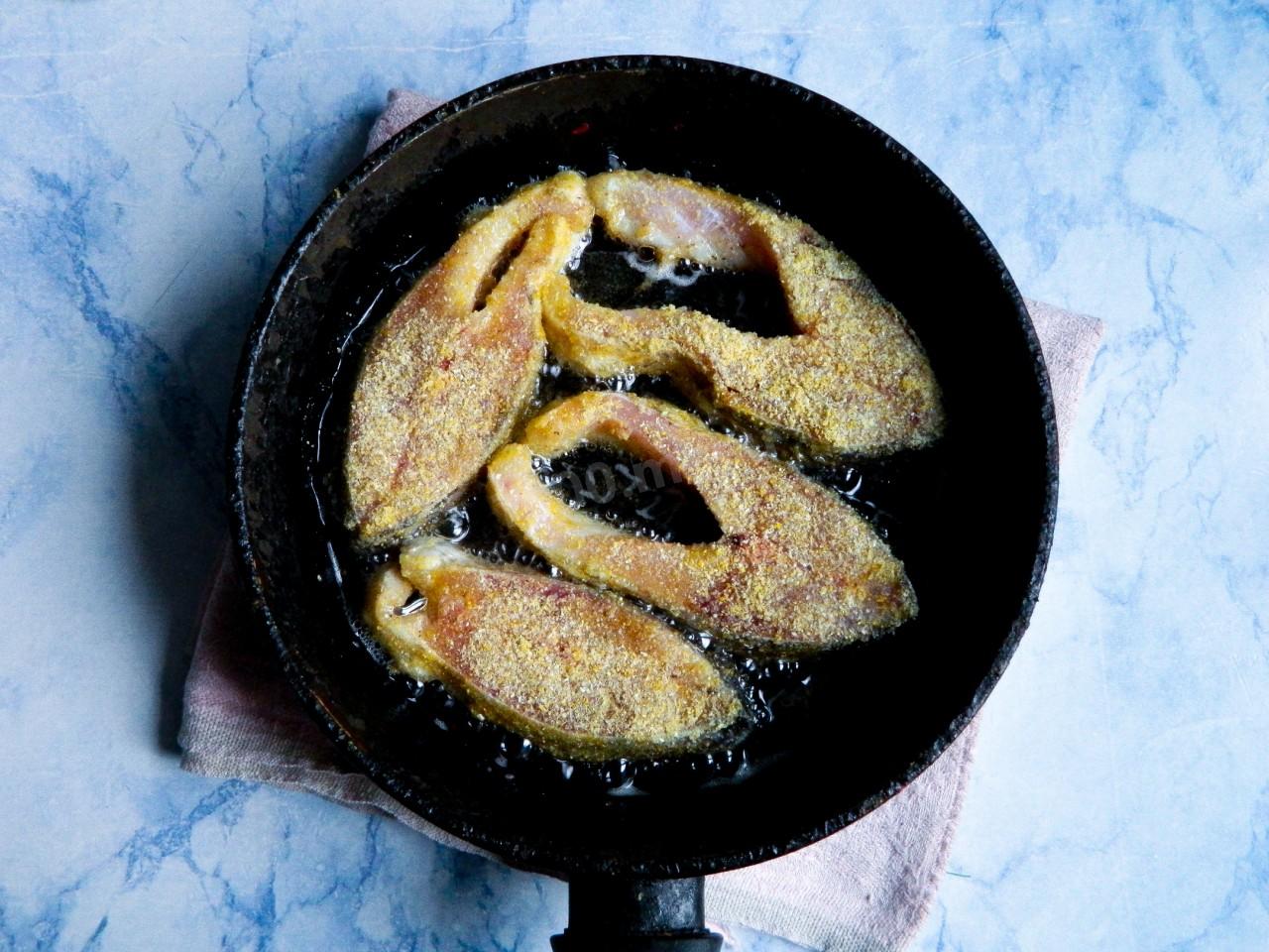 Шаг 6 приготовления Карп жареный в кукурузной муке на сковороде