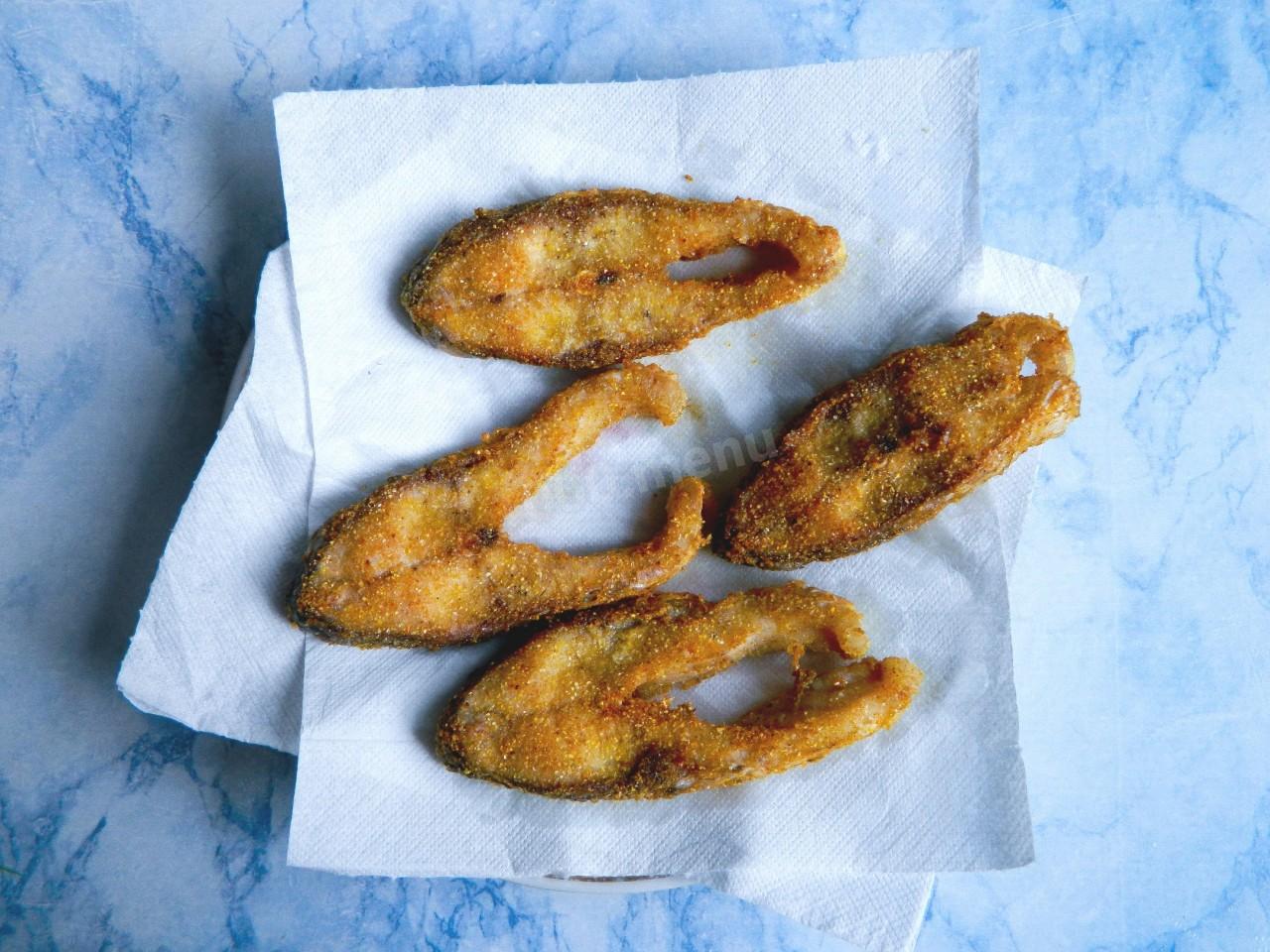 Шаг 7 приготовления Карп жареный в кукурузной муке на сковороде