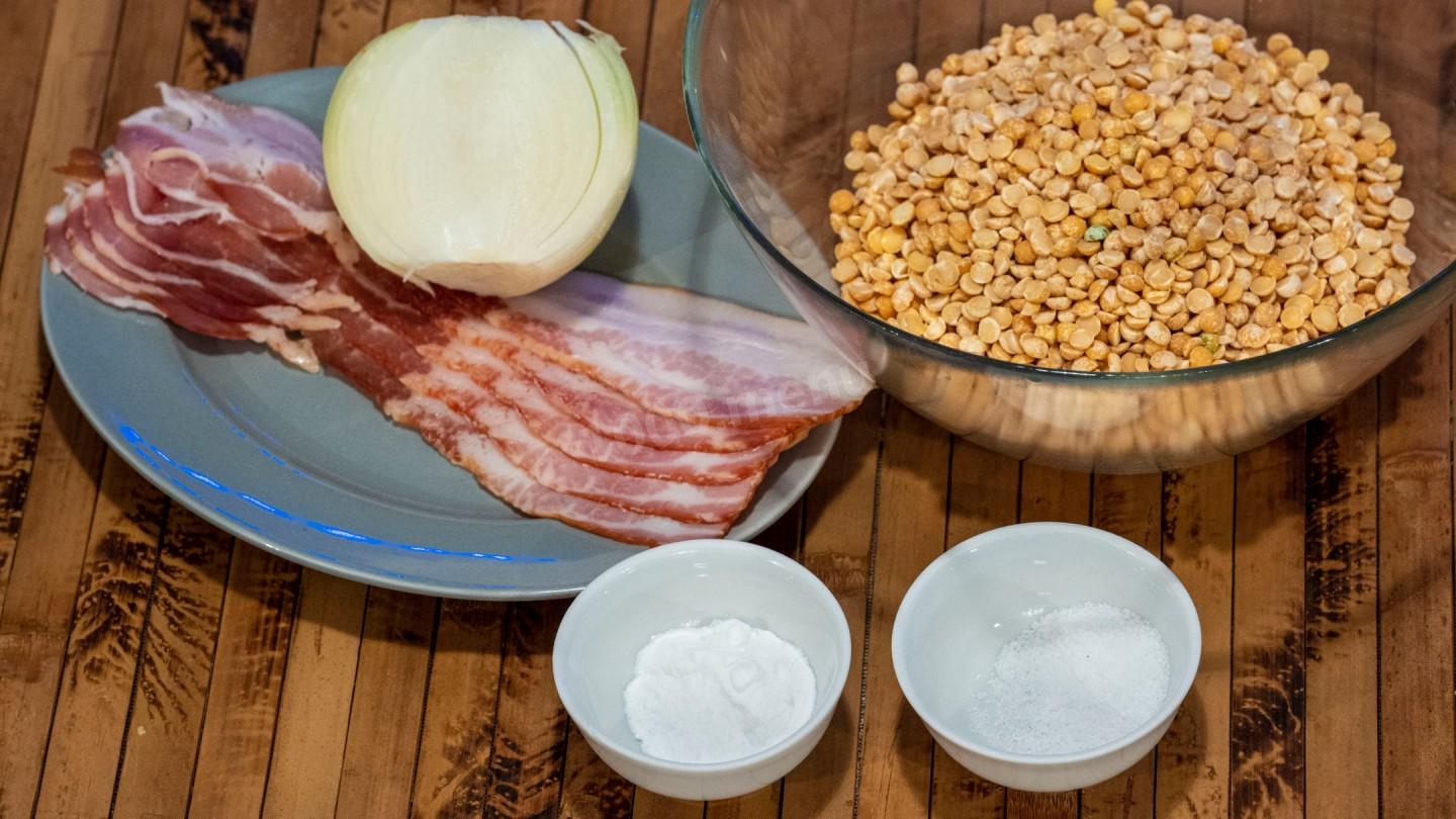 Шаг 1 приготовления Гороховая каша с сырокопченым беконом и луком