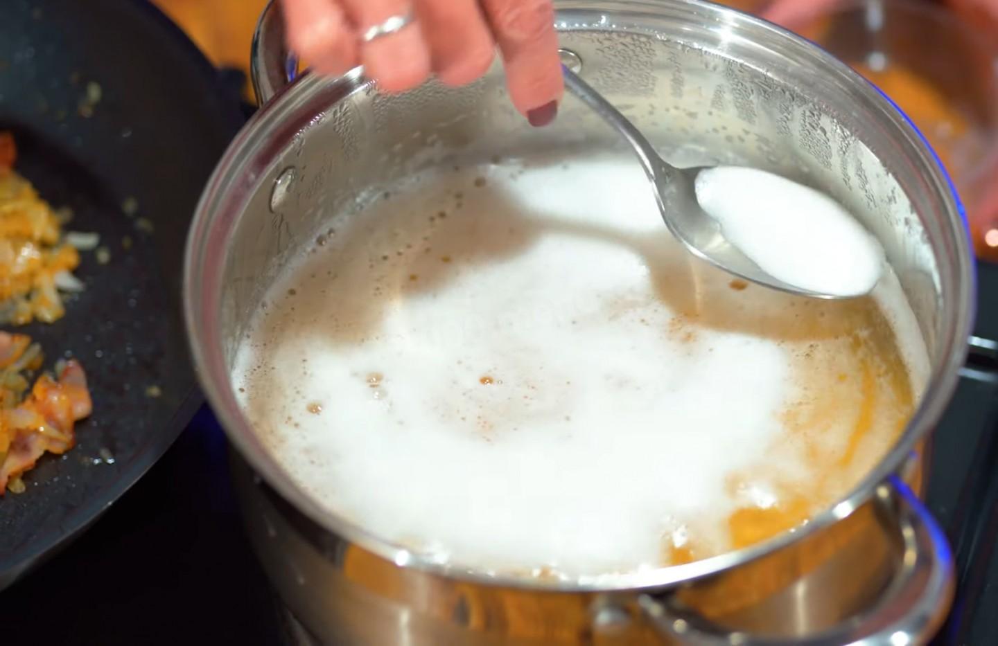 Шаг 12 приготовления Гороховая каша с сырокопченым беконом и луком