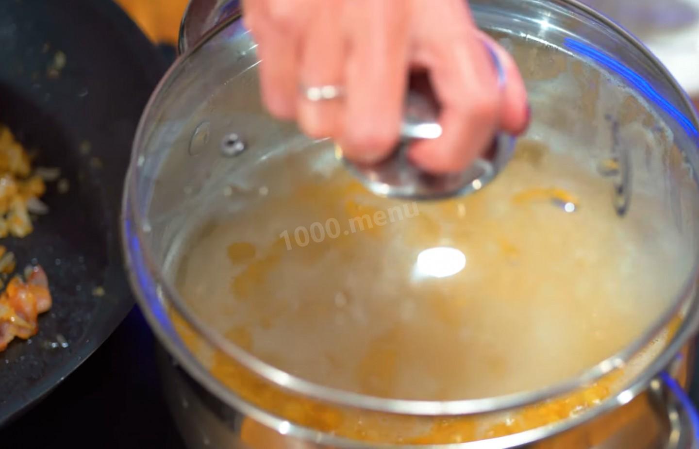 Шаг 13 приготовления Гороховая каша с сырокопченым беконом и луком