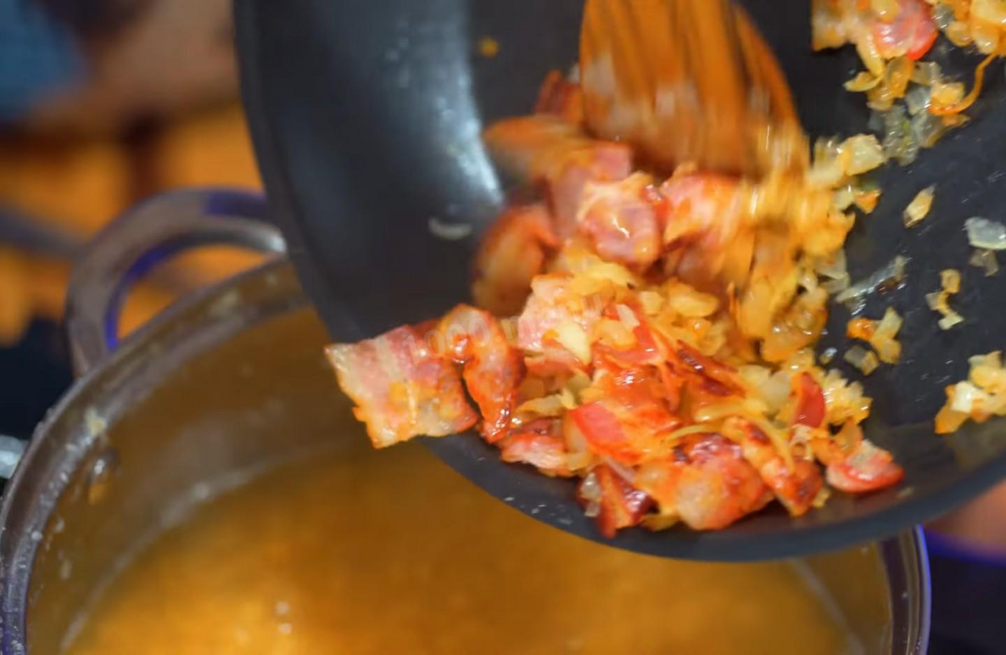 Шаг 14 приготовления Гороховая каша с сырокопченым беконом и луком