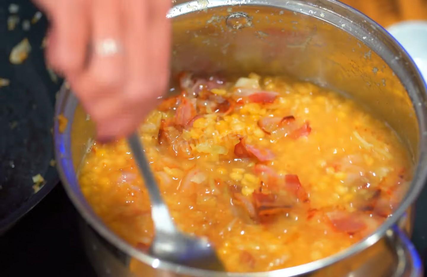 Шаг 15 приготовления Гороховая каша с сырокопченым беконом и луком