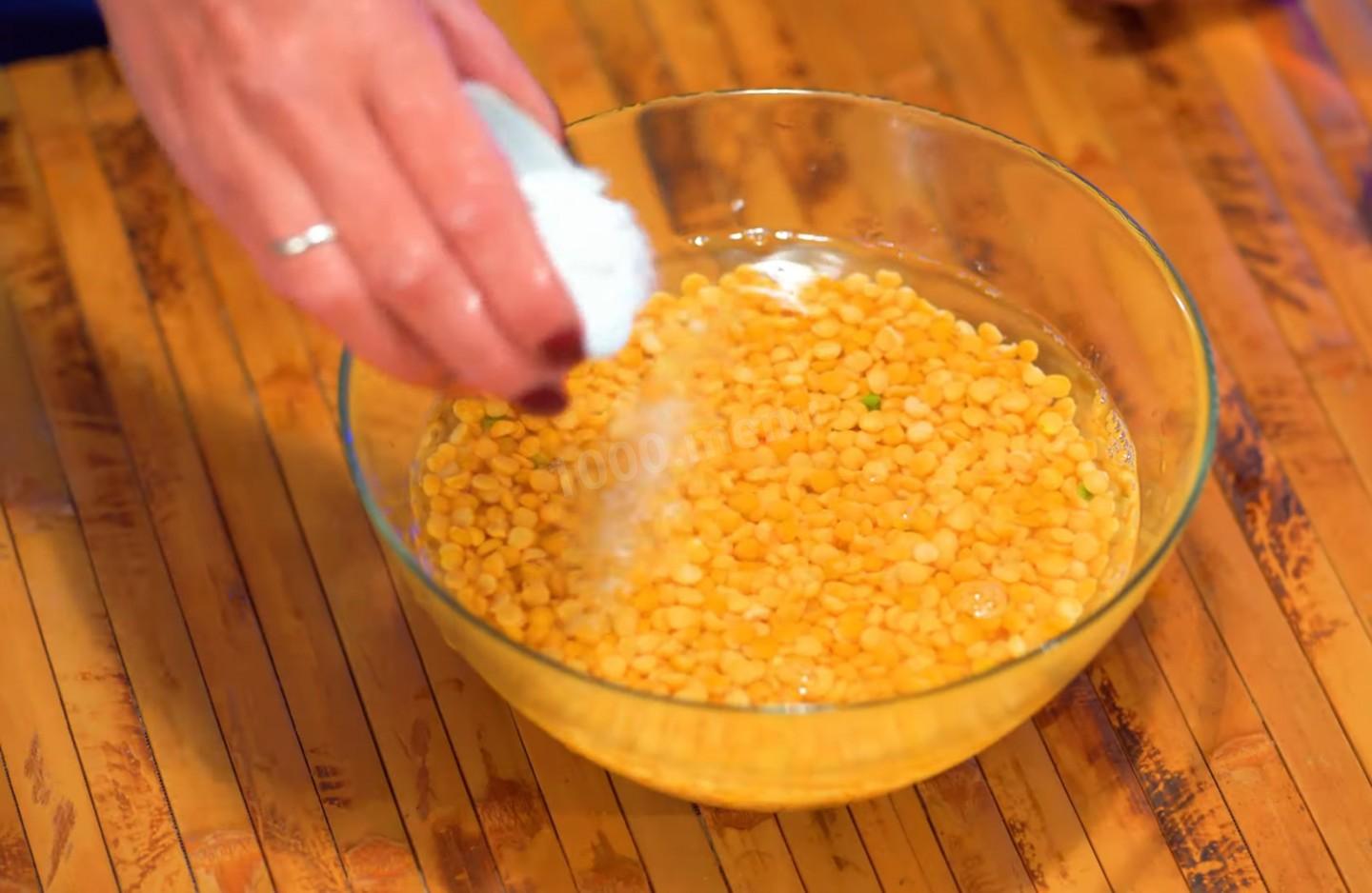 Шаг 3 приготовления Гороховая каша с сырокопченым беконом и луком