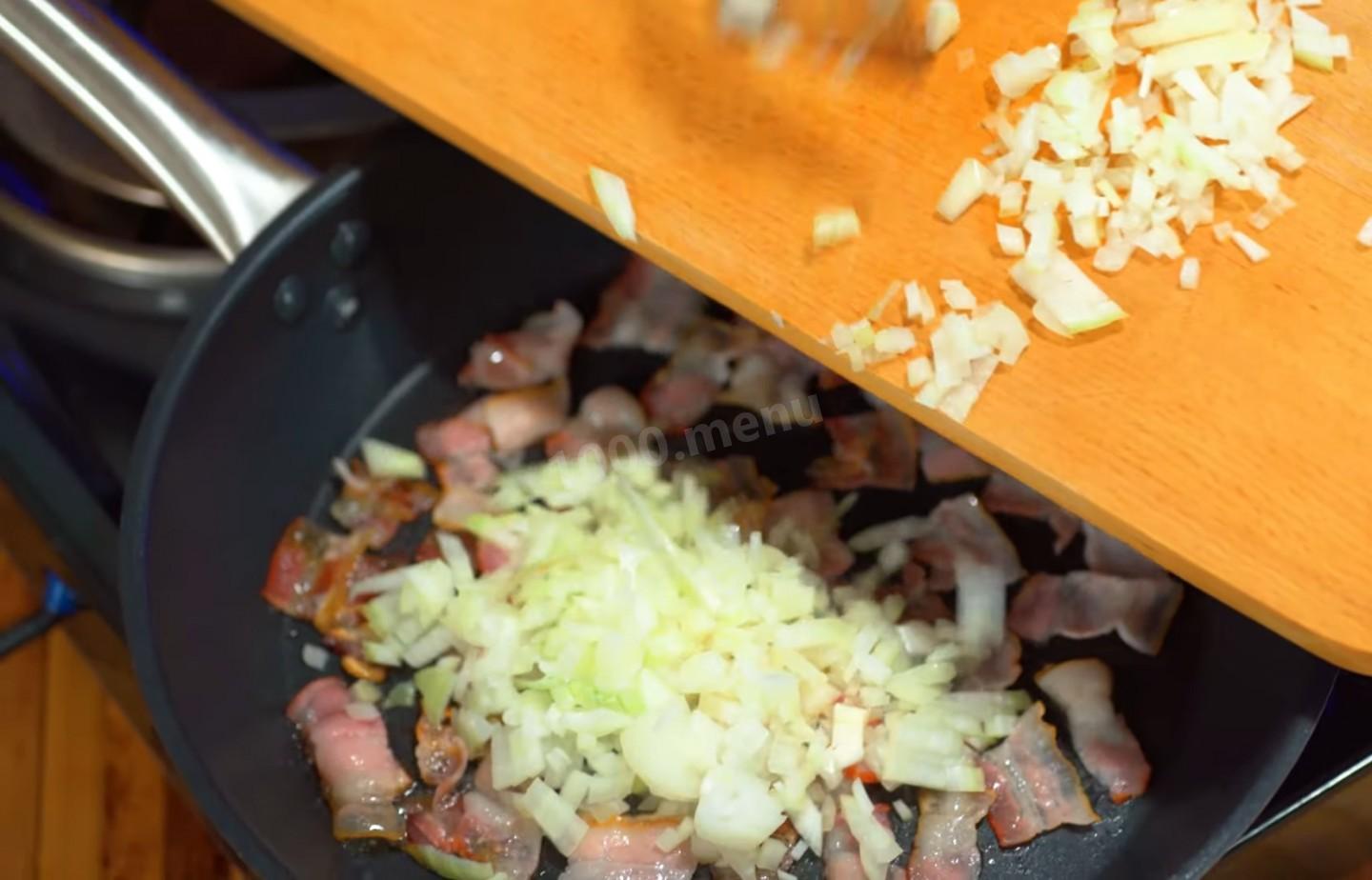 Шаг 8 приготовления Гороховая каша с сырокопченым беконом и луком