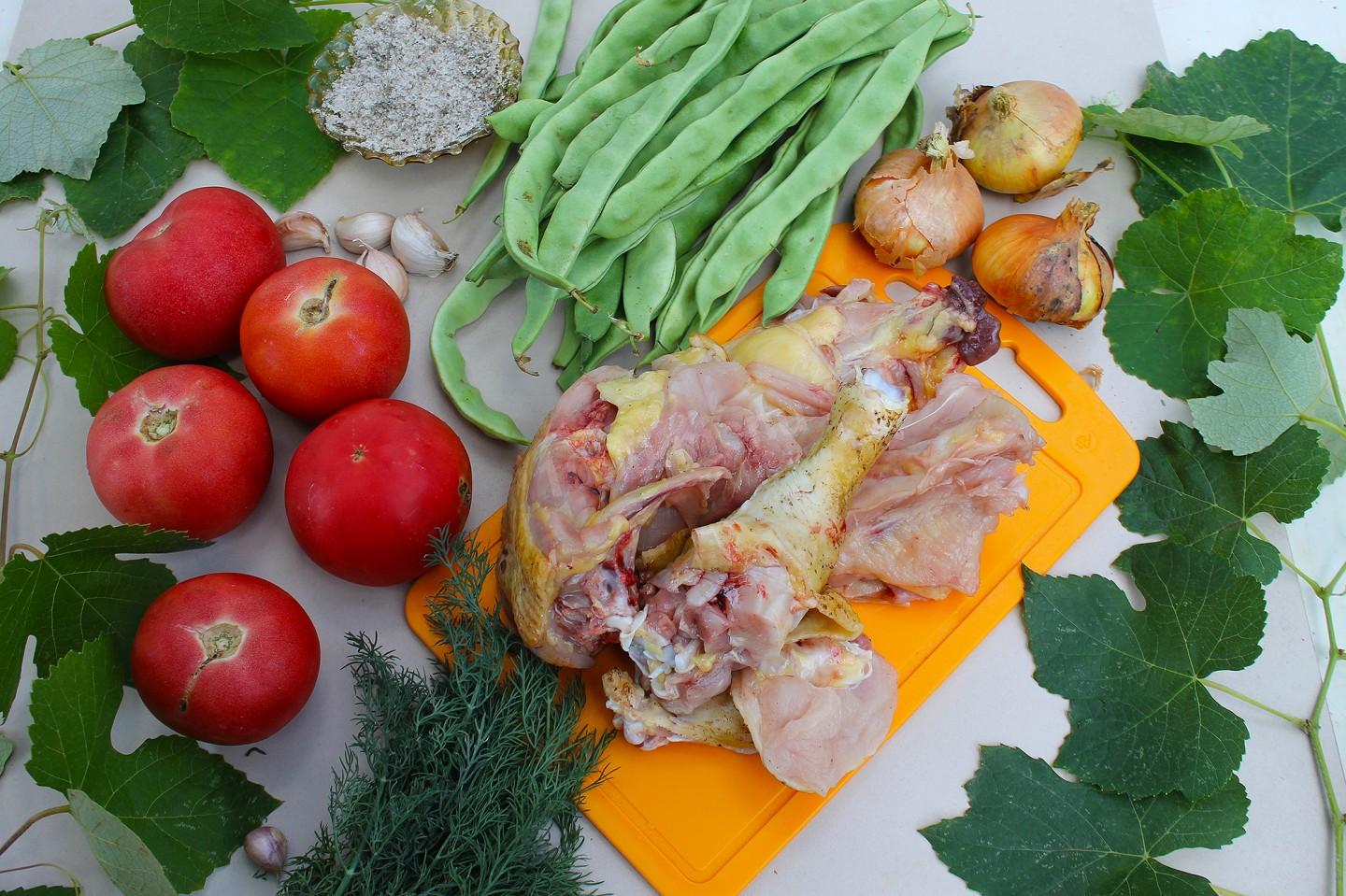 Шаг 1 приготовления Стручковая фасоль с курицей на костре в казане