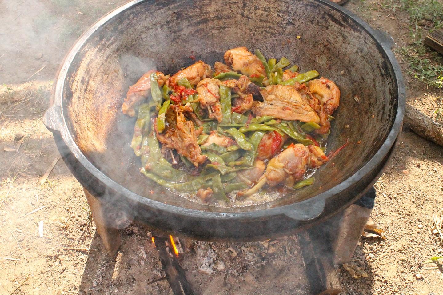 Шаг 11 приготовления Стручковая фасоль с курицей на костре в казане