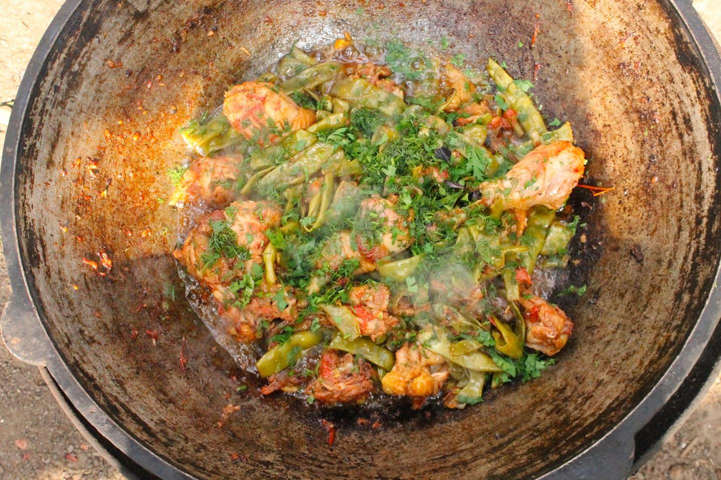 Шаг 12 приготовления Стручковая фасоль с курицей на костре в казане
