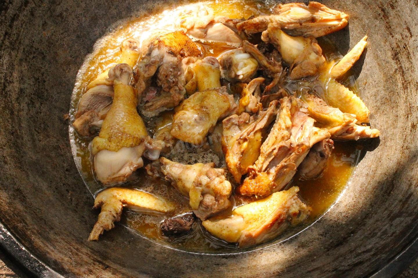 Шаг 5 приготовления Стручковая фасоль с курицей на костре в казане