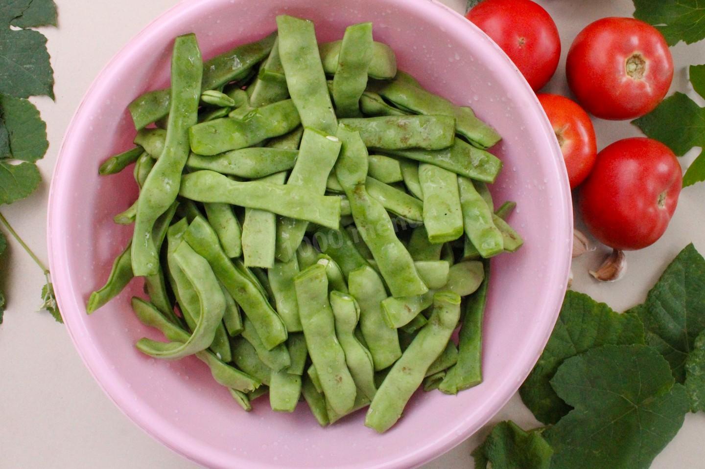 Шаг 6 приготовления Стручковая фасоль с курицей на костре в казане