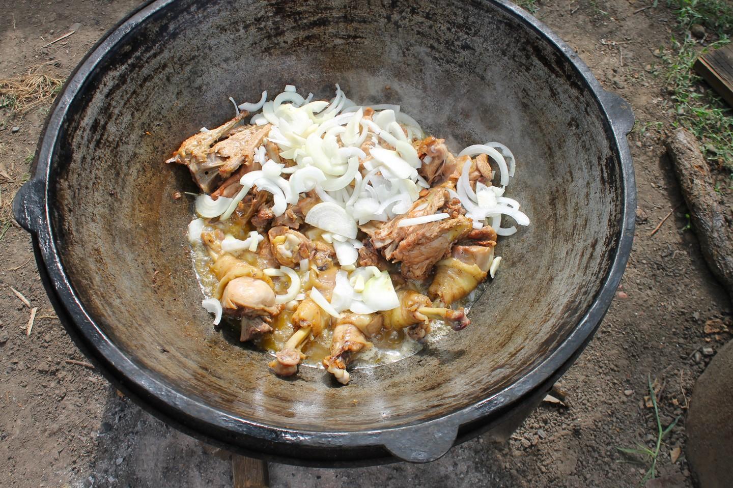 Шаг 7 приготовления Стручковая фасоль с курицей на костре в казане