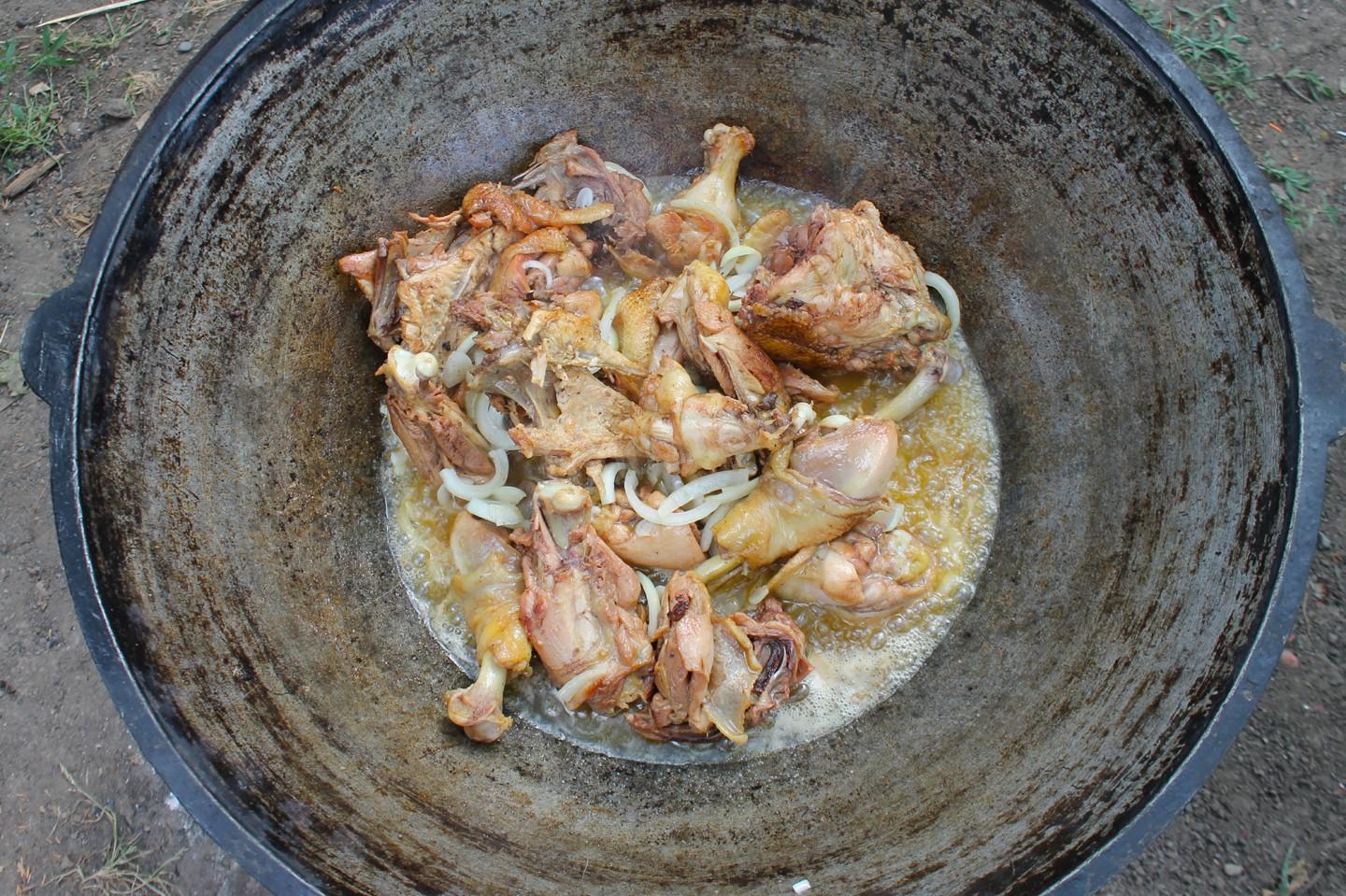 Шаг 8 приготовления Стручковая фасоль с курицей на костре в казане