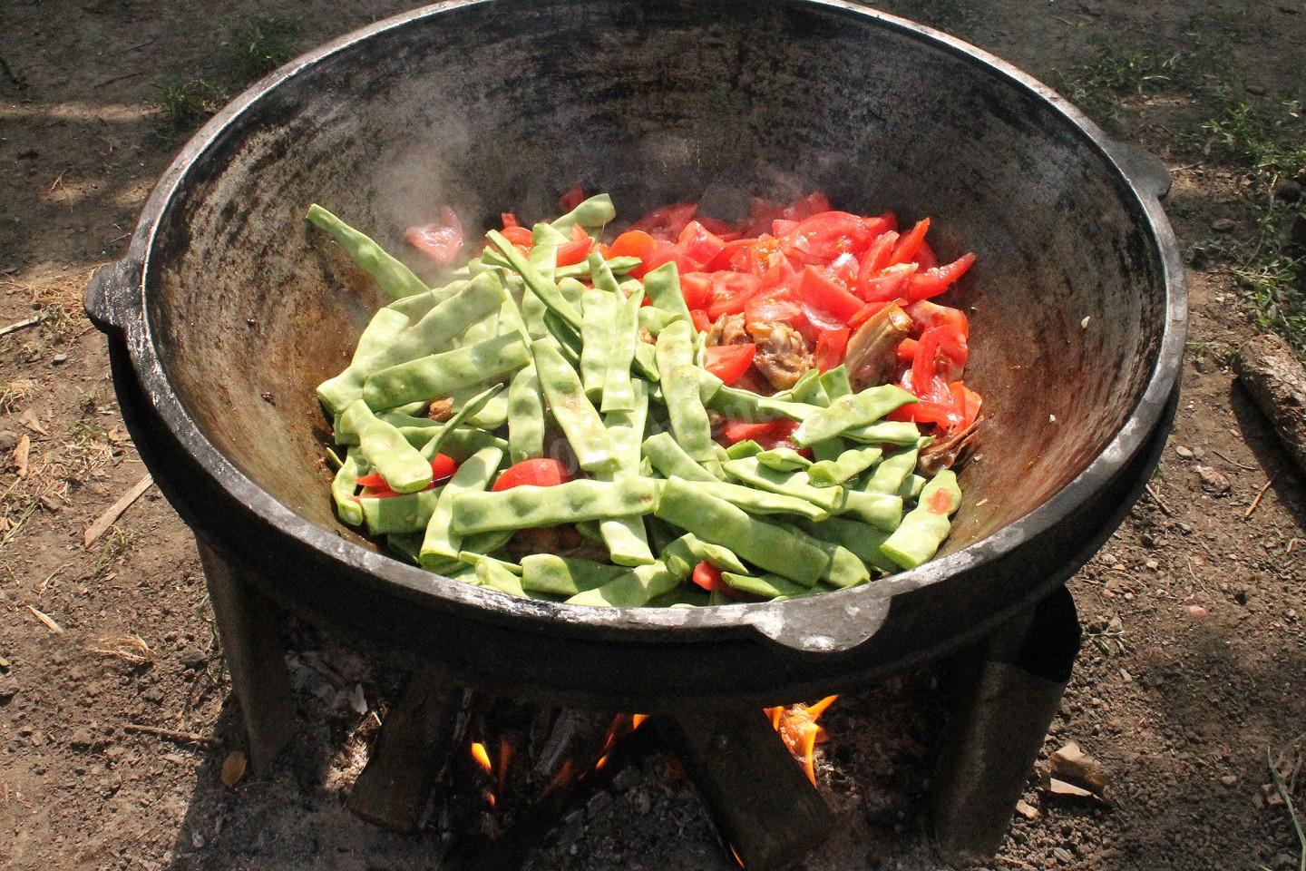 Шаг 9 приготовления Стручковая фасоль с курицей на костре в казане