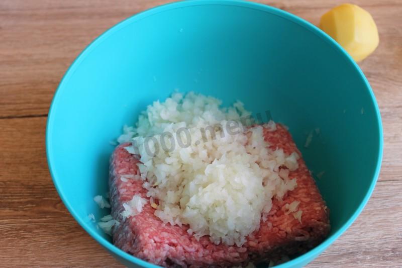 Шаг 2 приготовления Фарш с картофелем и овощами в духовке