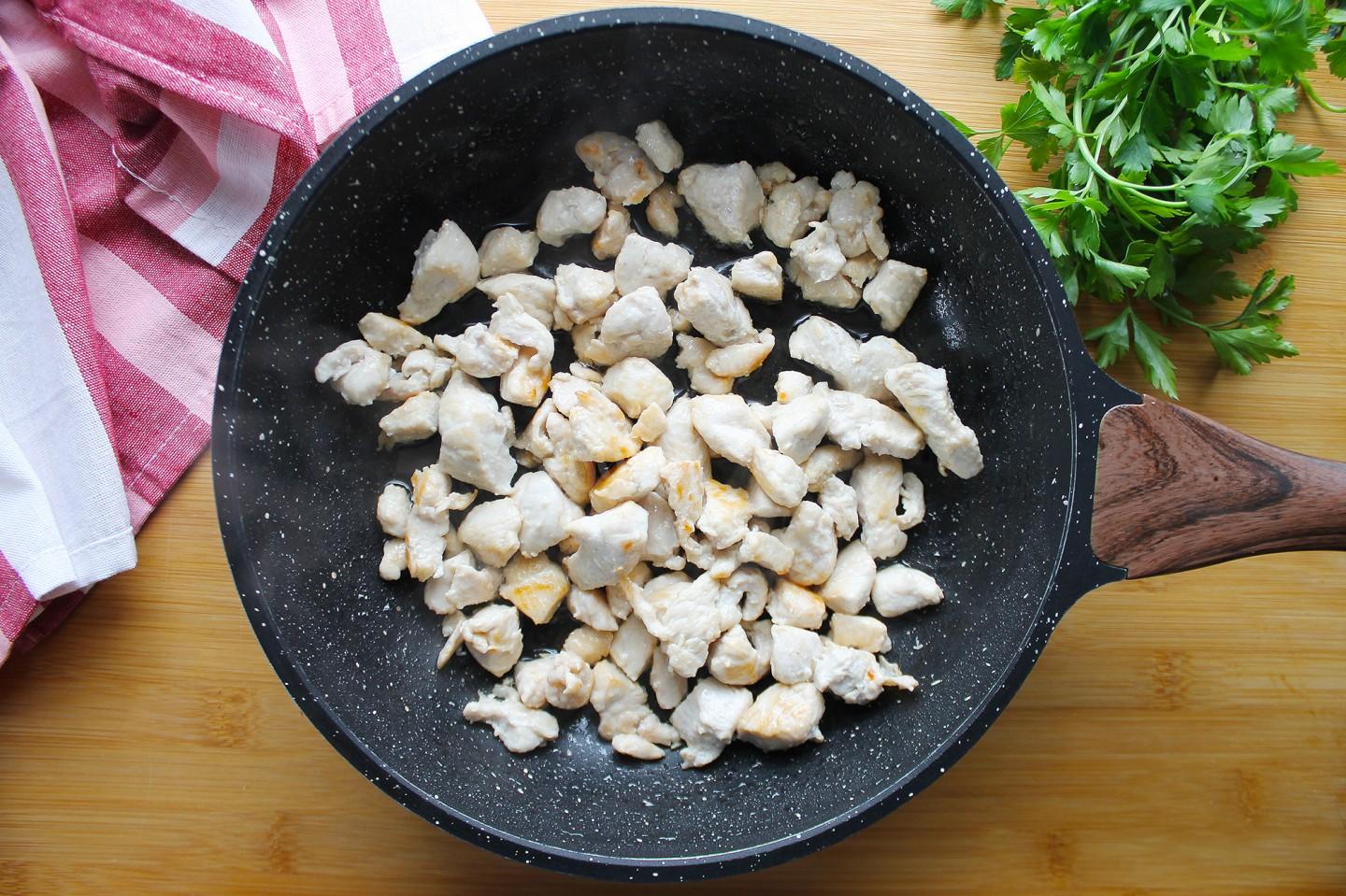 Шаг 10 приготовления Мускатная тыква фаршированная пикантной курицей и рисом
