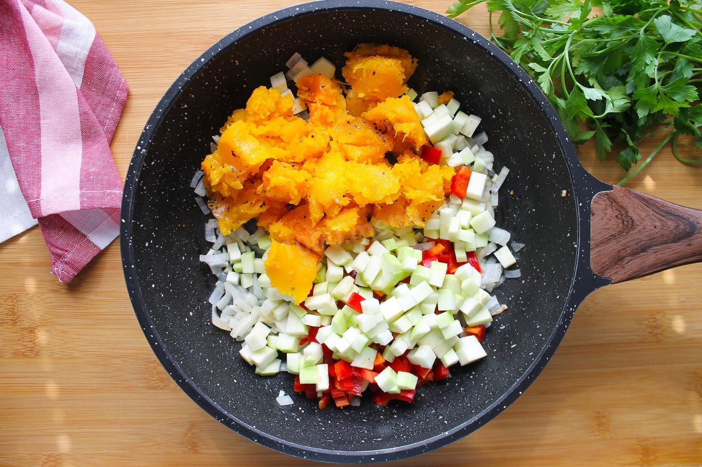 Шаг 11 приготовления Мускатная тыква фаршированная пикантной курицей и рисом