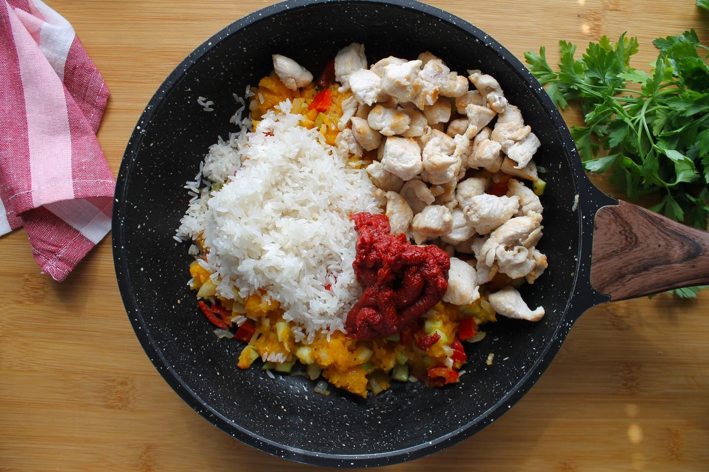 Шаг 12 приготовления Мускатная тыква фаршированная пикантной курицей и рисом