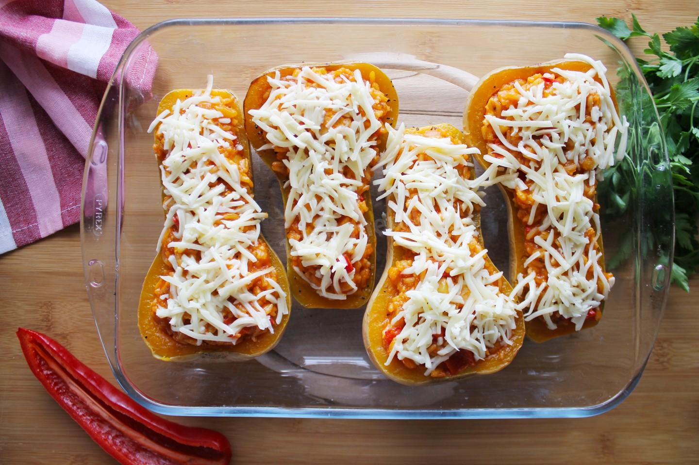 Шаг 17 приготовления Мускатная тыква фаршированная пикантной курицей и рисом