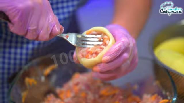 Шаг 10 приготовления Фаршированный мясом болгарский перец в духовке со сметаной