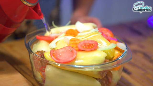 Шаг 12 приготовления Фаршированный мясом болгарский перец в духовке со сметаной