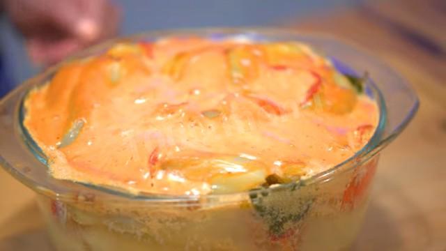 Шаг 22 приготовления Фаршированный мясом болгарский перец в духовке со сметаной