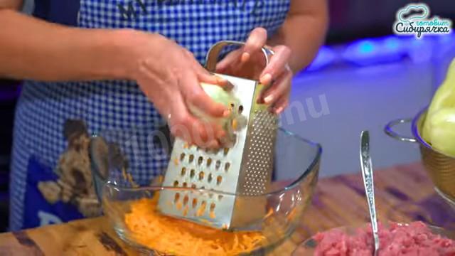 Шаг 4 приготовления Фаршированный мясом болгарский перец в духовке со сметаной