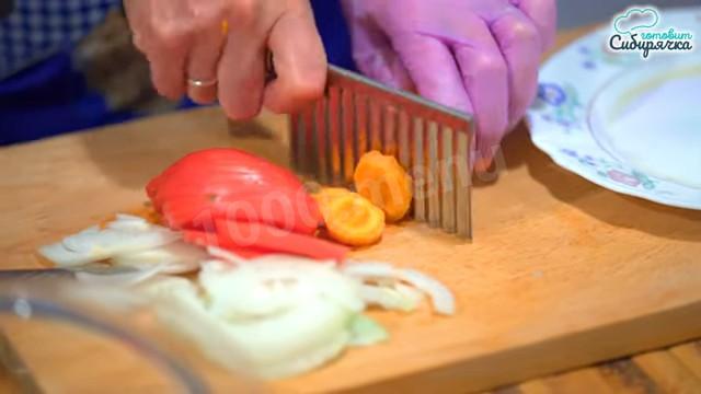 Шаг 7 приготовления Фаршированный мясом болгарский перец в духовке со сметаной