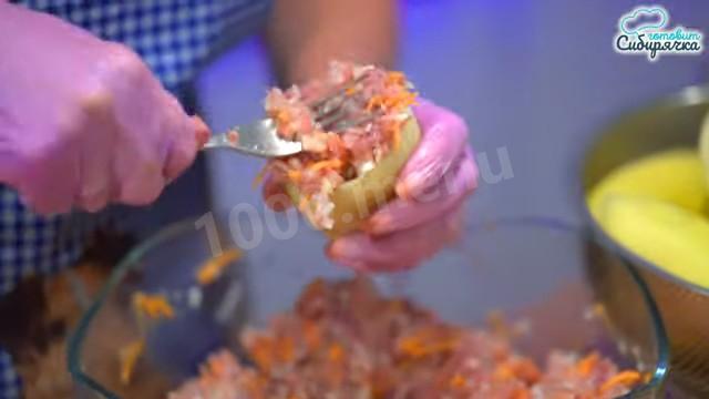 Шаг 9 приготовления Фаршированный мясом болгарский перец в духовке со сметаной