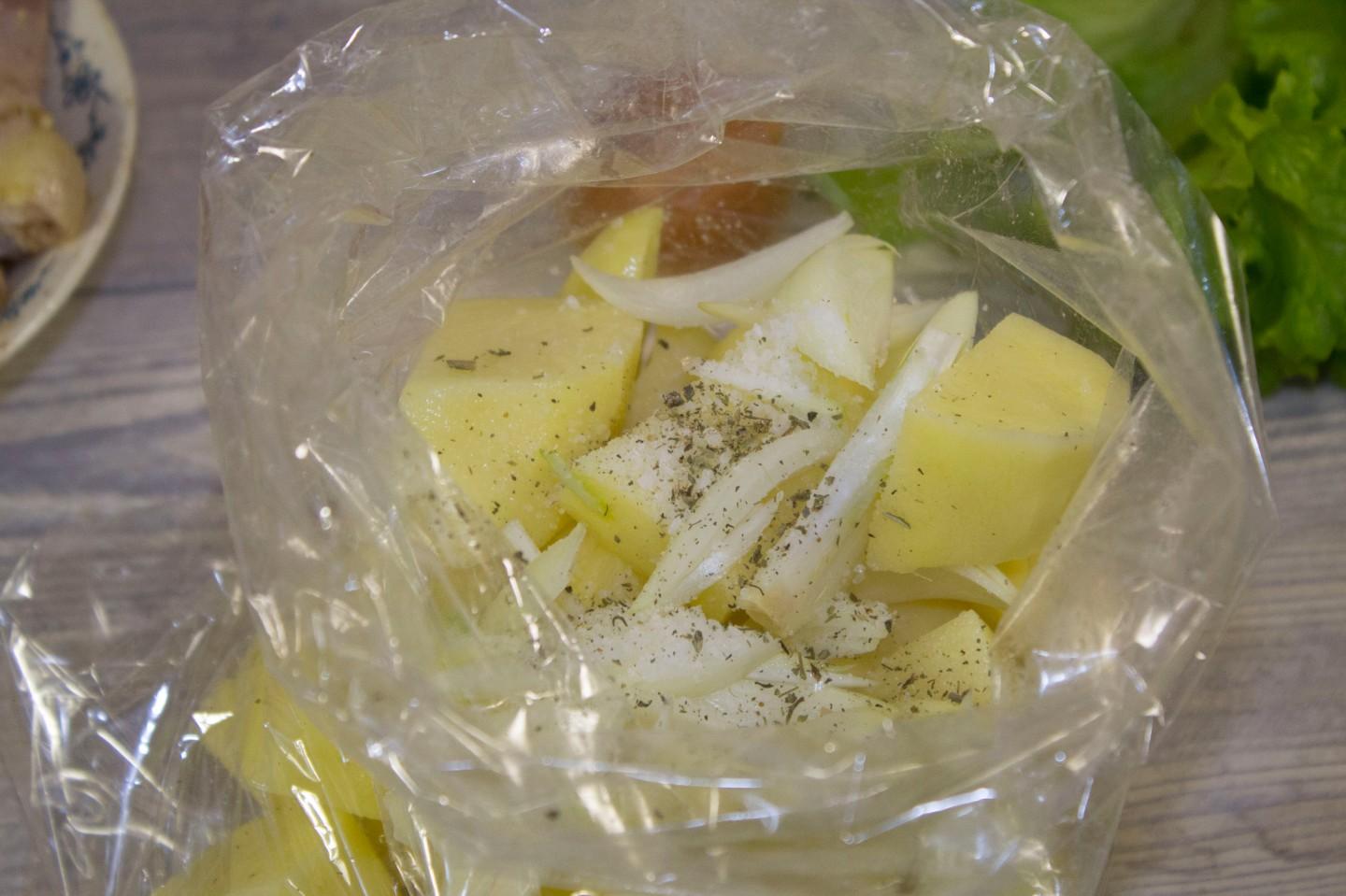 Шаг 12 приготовления Куриные ножки с картошкой в рукаве