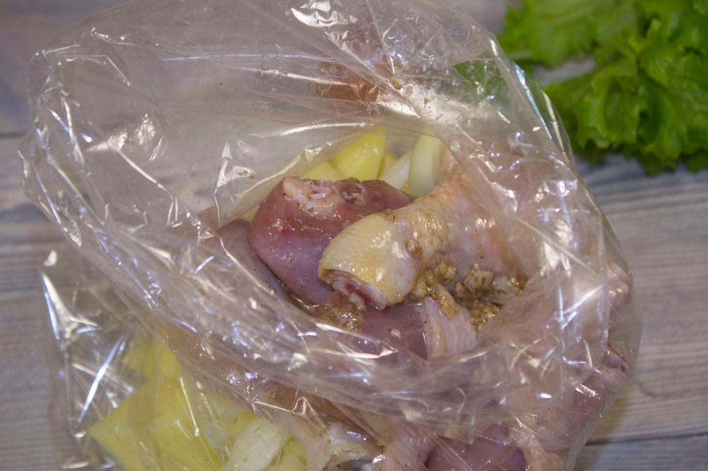 Шаг 14 приготовления Куриные ножки с картошкой в рукаве