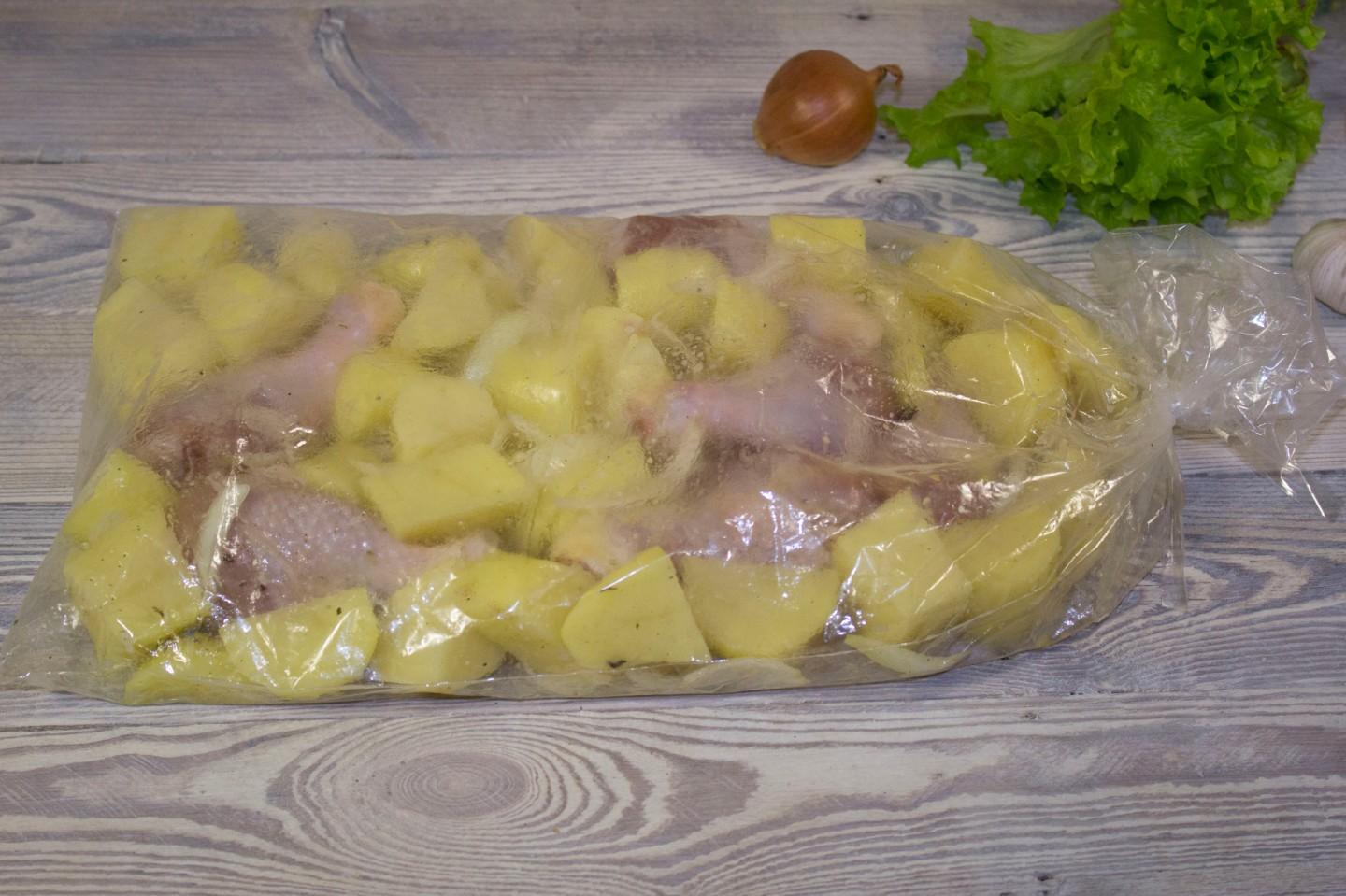 Шаг 15 приготовления Куриные ножки с картошкой в рукаве