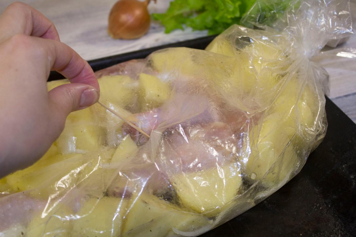 Шаг 16 приготовления Куриные ножки с картошкой в рукаве