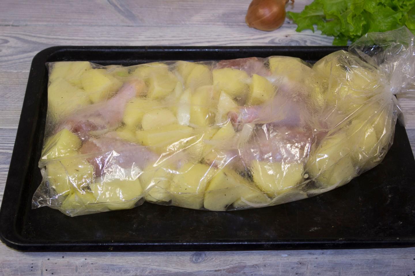 Шаг 17 приготовления Куриные ножки с картошкой в рукаве