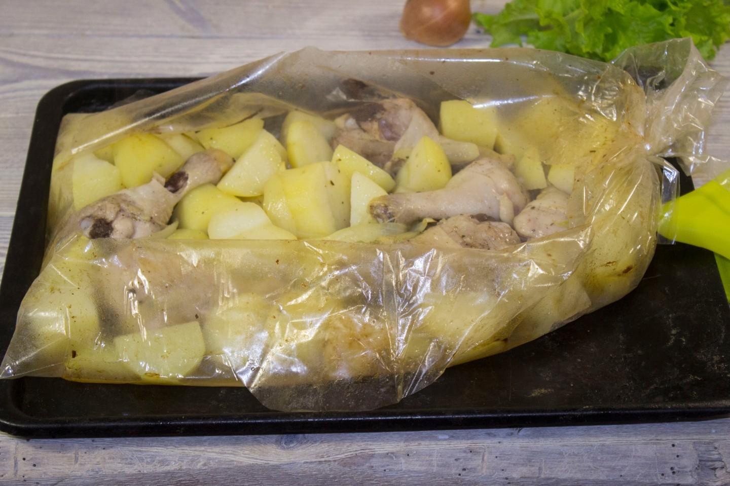 Шаг 18 приготовления Куриные ножки с картошкой в рукаве