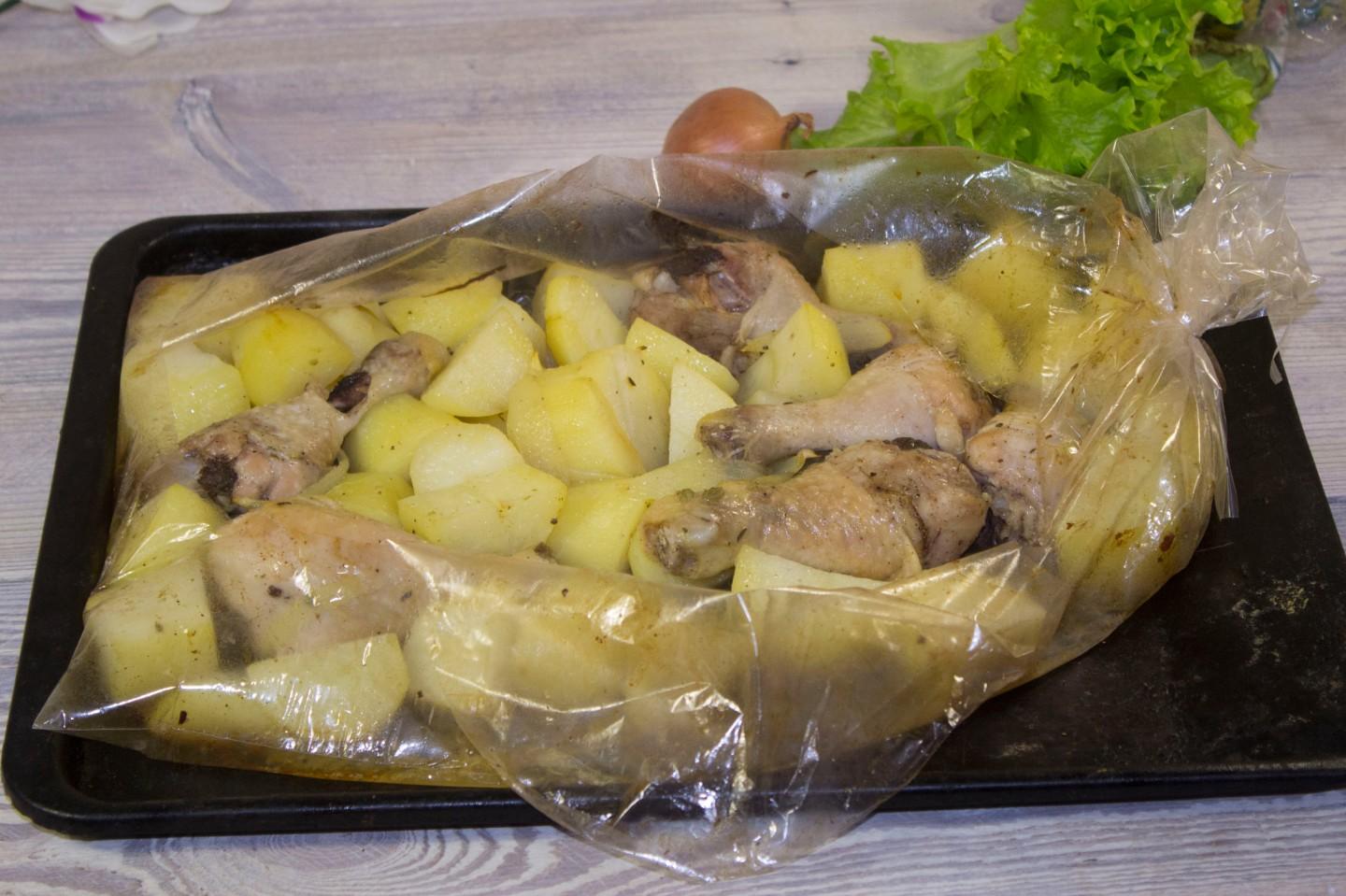 Шаг 19 приготовления Куриные ножки с картошкой в рукаве