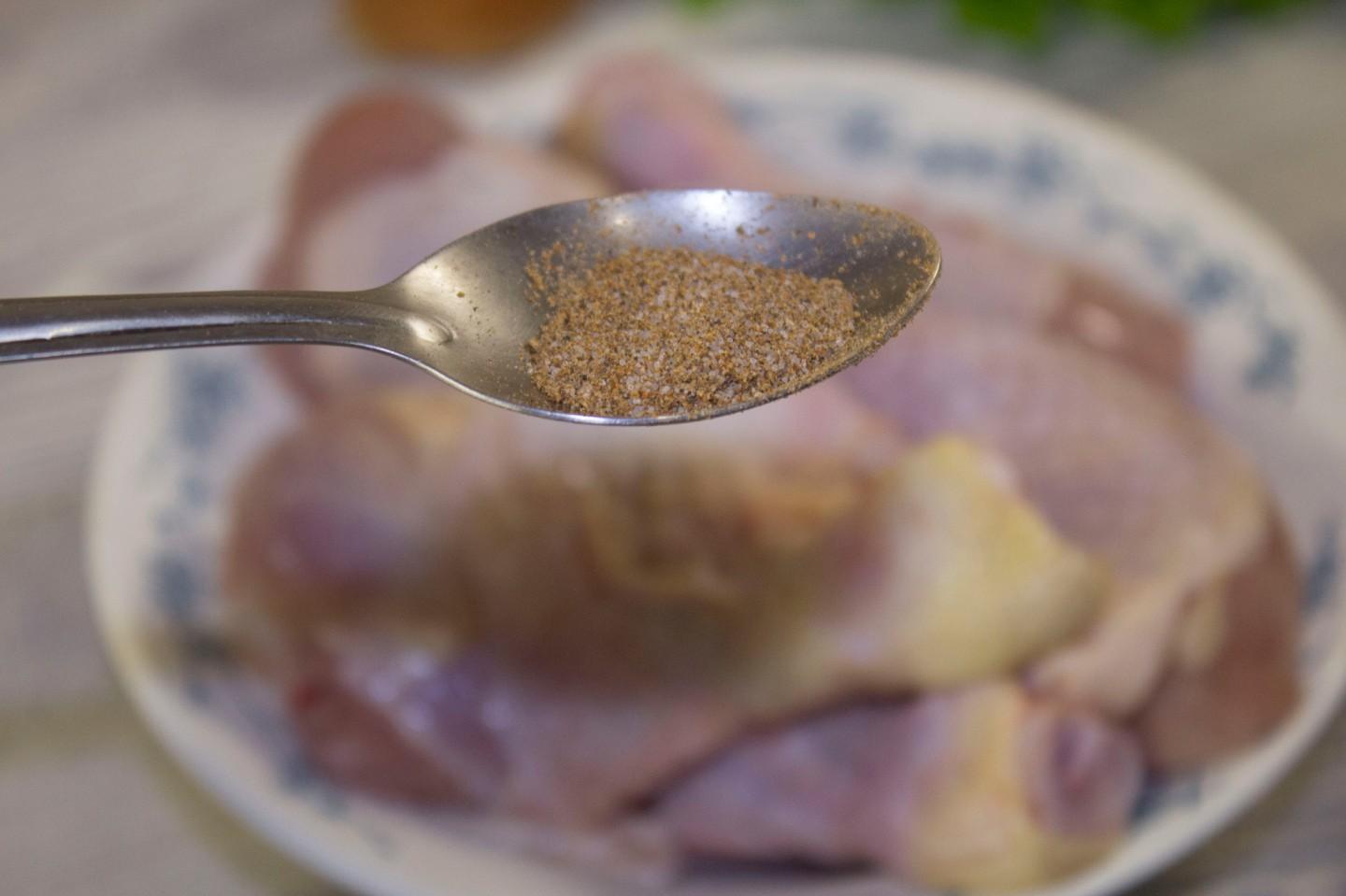 Шаг 3 приготовления Куриные ножки с картошкой в рукаве